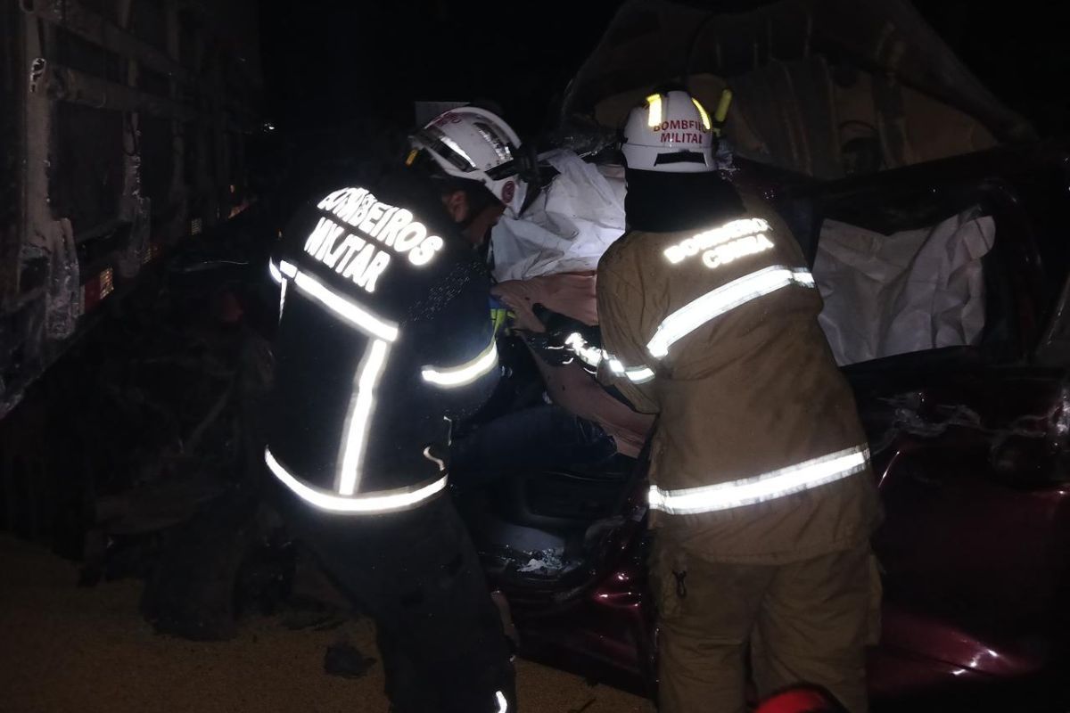 Homem Morre Apos Colis&atilde;o Entre Caminhonete E Carreta Na Bahia. | Foto: Bombeiros Militar da Bahia 
