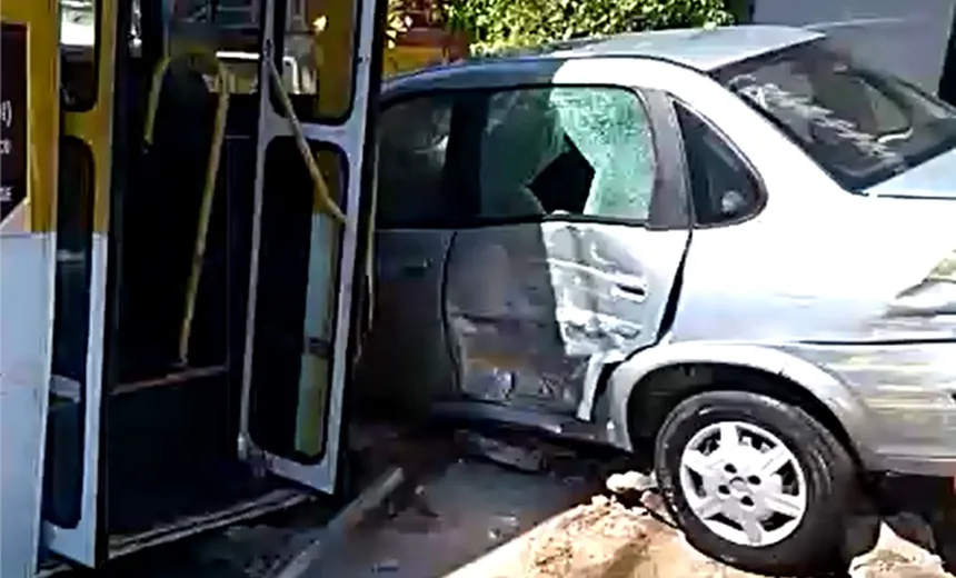 VÍDEO: Motorista perde controle de ônibus e atinge carro em ‘cheio’, em Pirajá