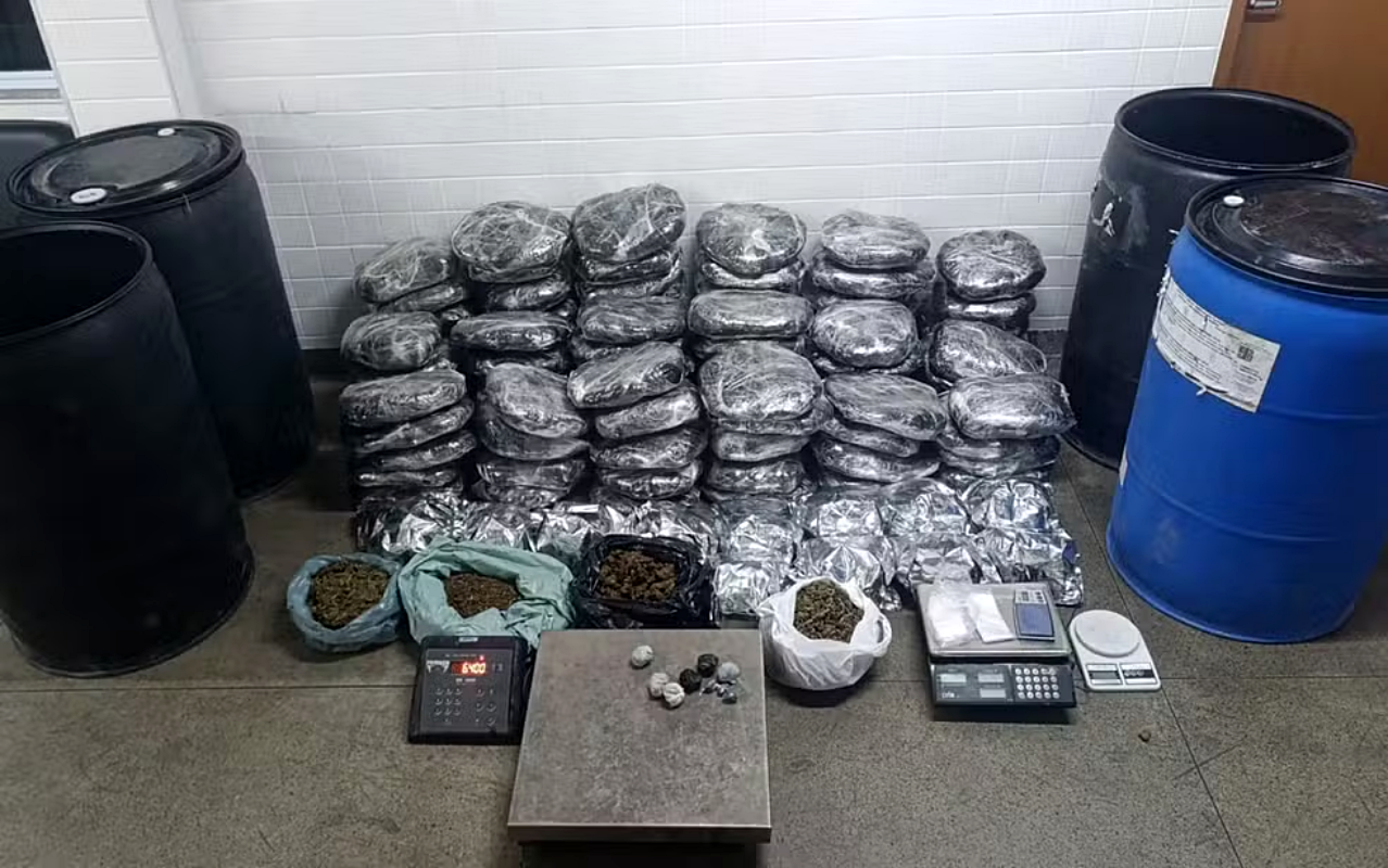 Homem é preso com mais de 100kg de maconha escondidos em tonéis na Bahia. Foto: PMBA