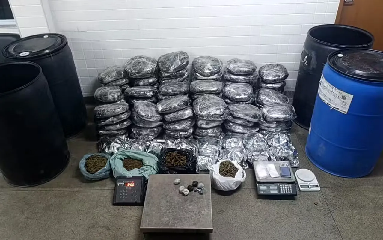 Homem é preso com mais de 100kg de maconha escondidos em tonéis na Bahia