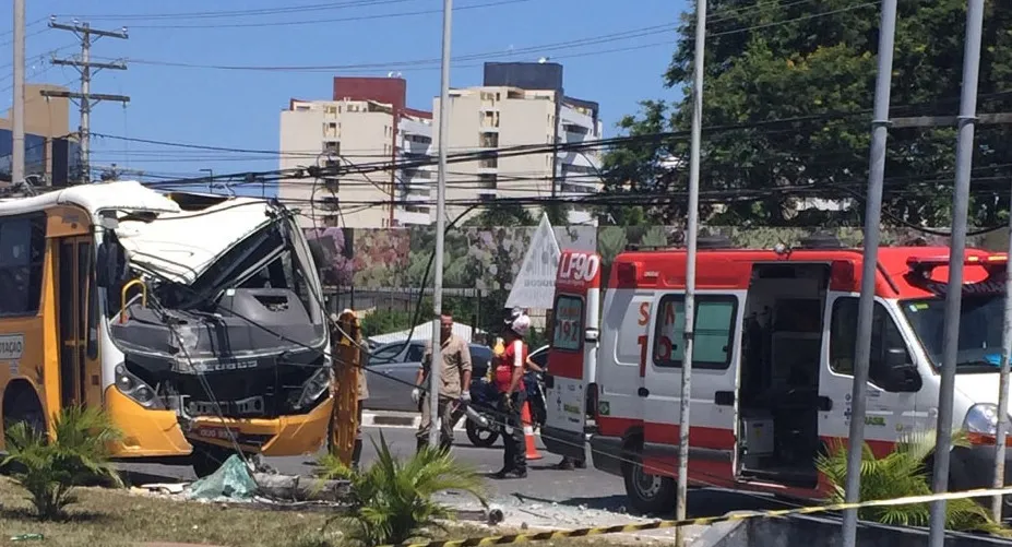 Colisão de micro-ônibus com poste deixa feridos na Estrada do Coco