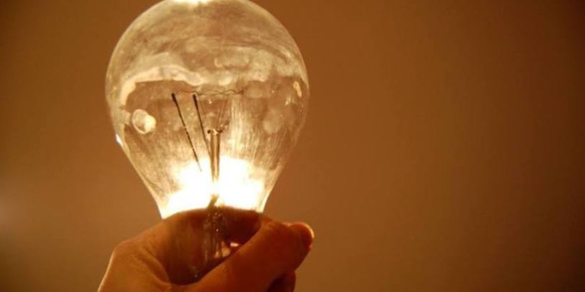 Poste de energia el&eacute;trica em Salvador durante manuten&ccedil;&atilde;o da rede da Neoenergia Coelba; cinco bairros ter&atilde;o desligamento programado neste domingo (26).