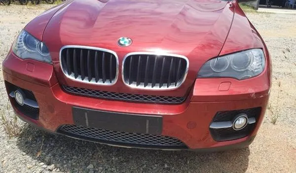Mulher é presa dirigindo BMW roubada em Lauro de Freitas; veículo não tinha placas de identificação 