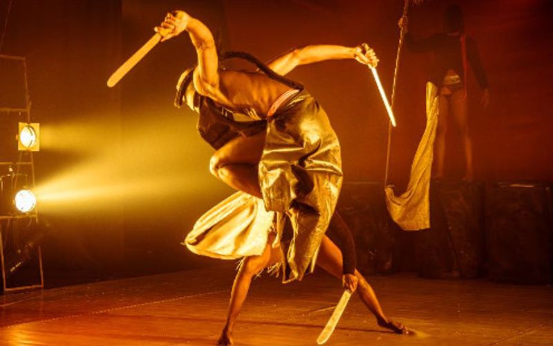 Inspirada nas tradi&ccedil;&otilde;es afro-brasileiras, a montagem prop&otilde;e uma imers&atilde;o po&eacute;tica nas hist&oacute;rias dos orix&aacute;s, valorizando ancestralidade e espiritualidade/Foto: Divulga&ccedil;&atilde;o&nbsp;