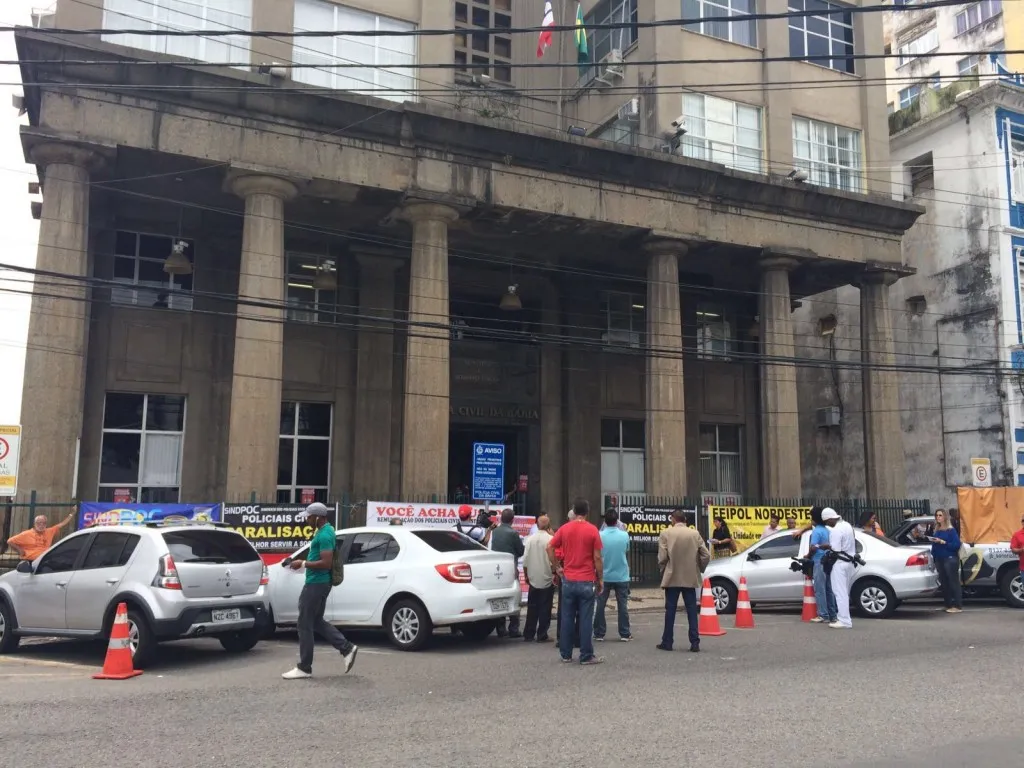 SEM QUÓRUM: Civil faz &#8216;protesto esvaziado&#8217; na sede da polícia no primeiro dia de paralisação; Veja fotos