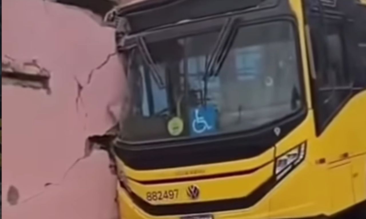 &Ocirc;nibus atinge casa em Itabuna, na Bahia. Foto: Redes sociais