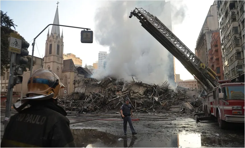SÃO PAULO: Bombeiros iniciam buscas com máquinas pesadas em edifício que desabou