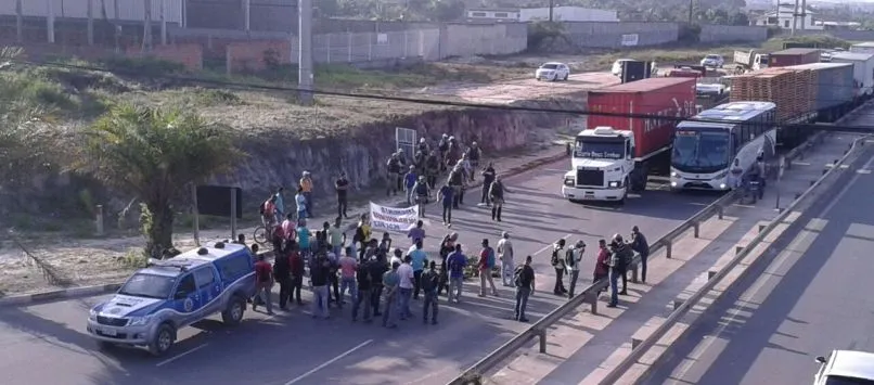 CAMAÇARI: Após protesto de desempregados, trânsito no viaduto dos Trabalhadores volta a ser normalizado