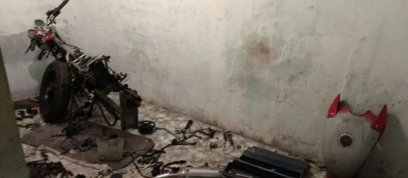 COM A MÃO NA MASSA: Polícia desarticula desmanche de veículos no bairro de Valéria
