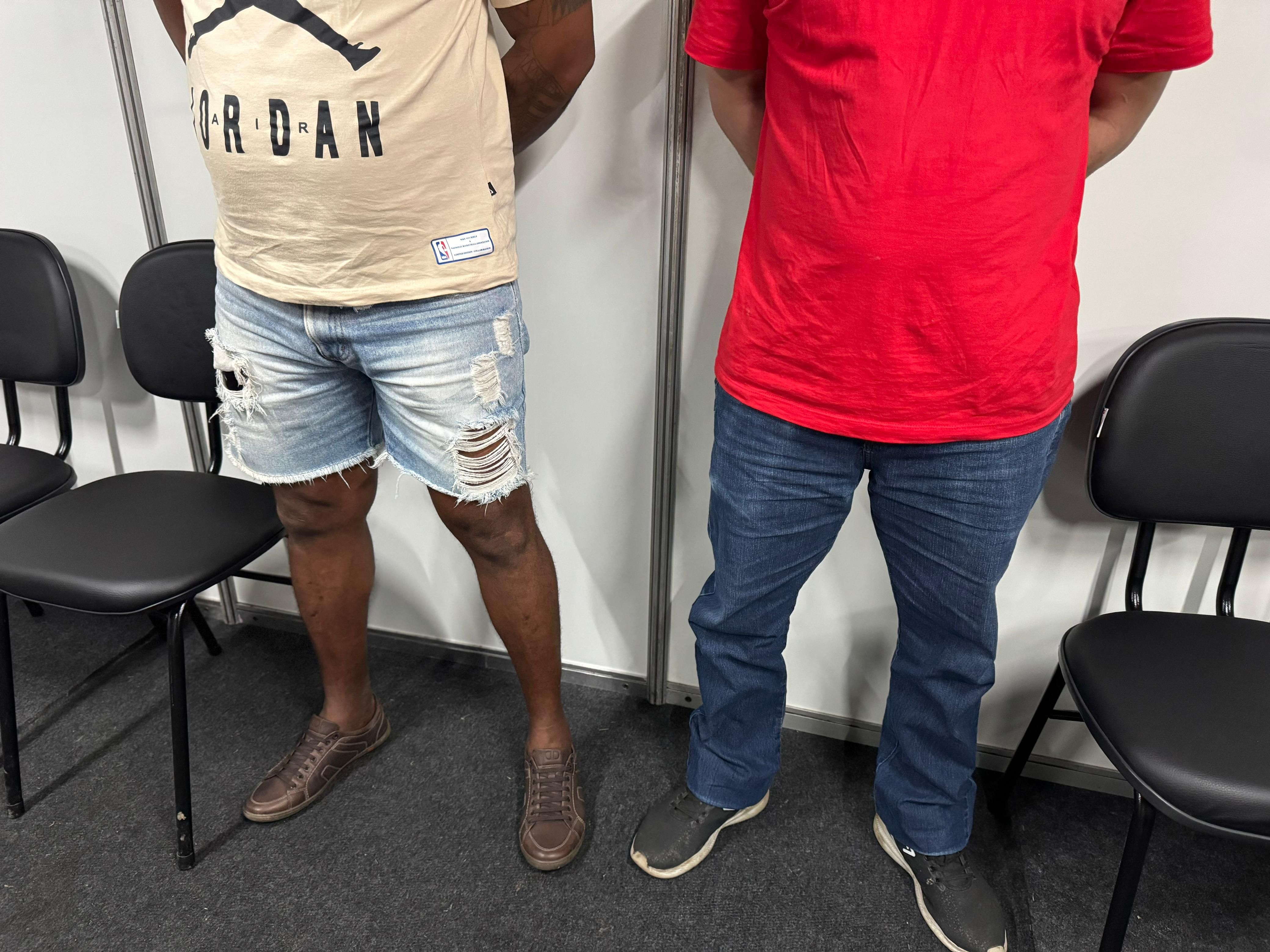 Homens são presos no Parque de Exposições de Salvador. Foto: Hildazio Santana - Nucom/Seap 