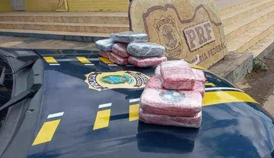 Jovem de 24 anos é flagrada com cocaína na mochila dentro de ônibus na Chapada Diamantina