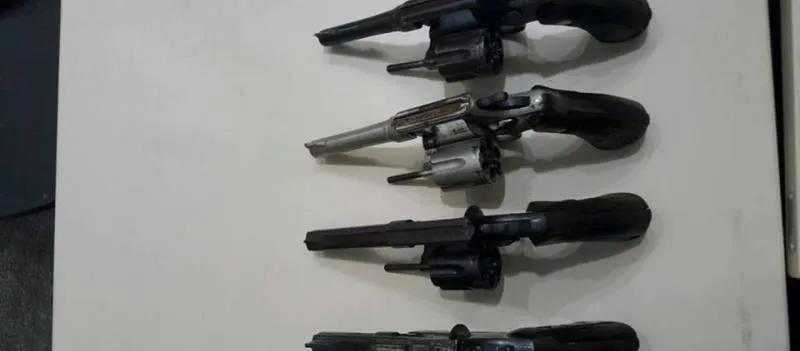 VIAGEM ARRISCADA: Mulher é presa com quatro revólveres na rodoviária de Salvador