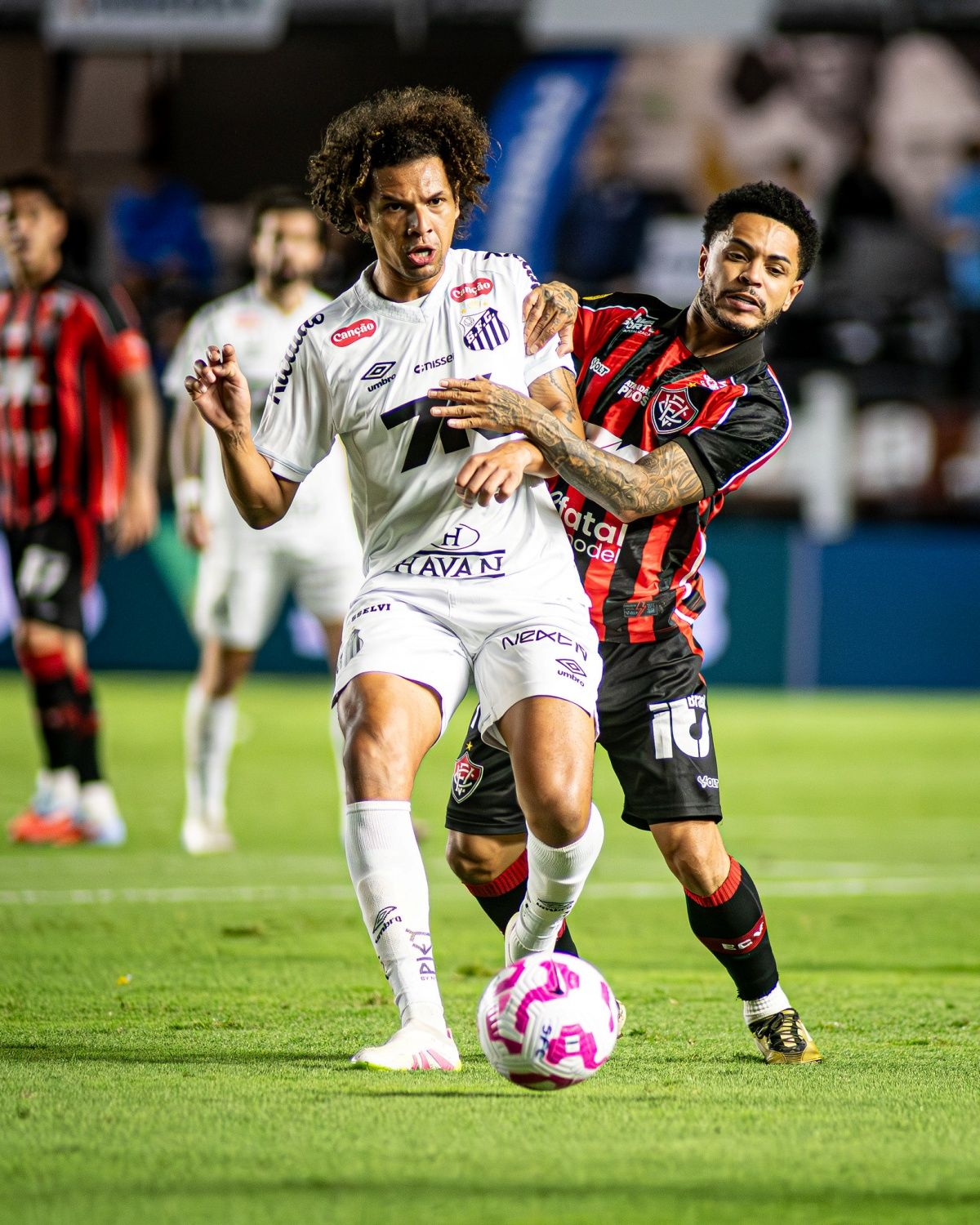 Em jogo válido pela 18ª rodada da Série A, Santos x Vitória se enfrentam antes da parada da Copa; confira onde assistir e detalhes do jogo. Foto: Victor Ferreira/EC Vitória