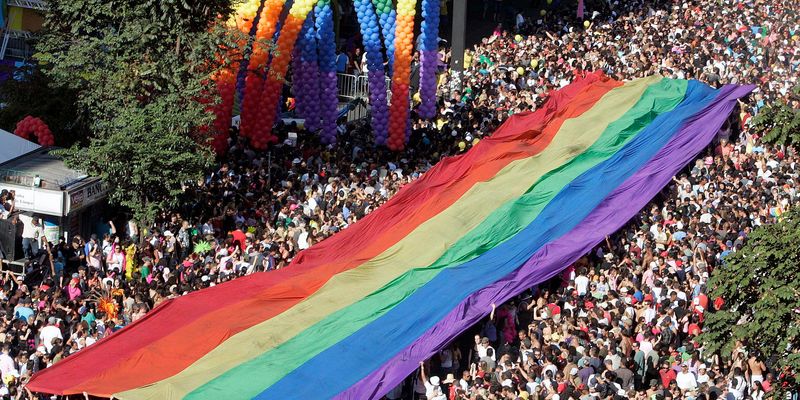A Parada do Orgulho LGBT+ é um evento anual que ocorre em diversas cidades ao redor do mundo, com o objetivo de celebrar a diversidade/ Foto: Reprodução