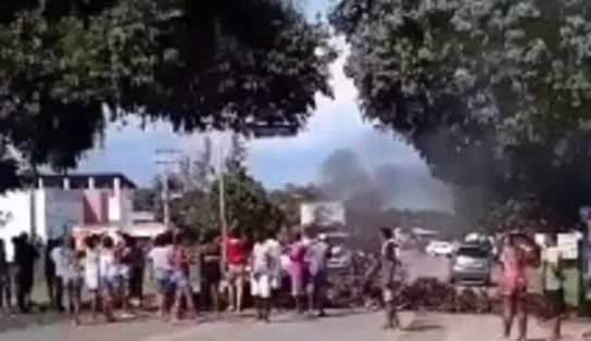 Grupo realiza protesto na ilha de Itaparica após família responsabilizar policiais pela morte de pedreiro; veja vídeo