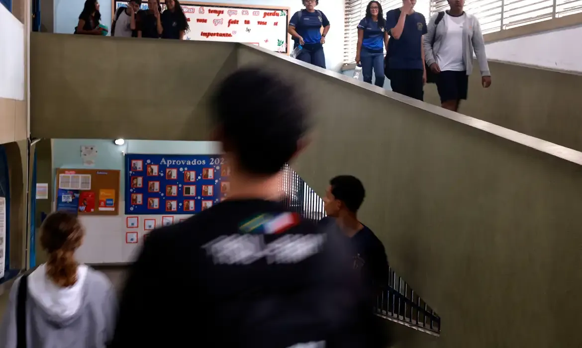 Criança brasileira tem dedos mutilados em escola de Portugal