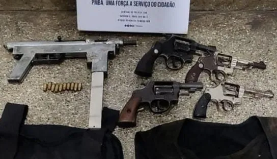 Submetralhadora e revólveres são apreendidos pela polícia na posse de adolescentes em Ilhéus