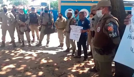 Colegas de PM que surtou fazem homenagens e protestos em Itacaré; "ele queria que o governo olhasse para os policiais"
