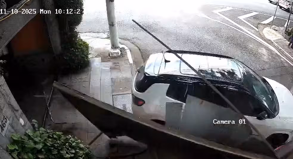 Mulher Acelerou O Carro Contra Um Funcionário Do Estabelecimento — Que Não Foi Atingido — E Contra O Portão Do Local  Foto Reprodução