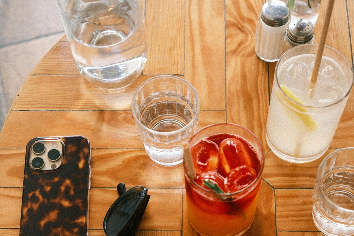 Pessoa Ingere &Aacute;gua Com Gosto De &Aacute;gua Sanit&aacute;ria Em Shopping De Salvador. | Foto: Ilustra&ccedil;&atilde;o Pexels 