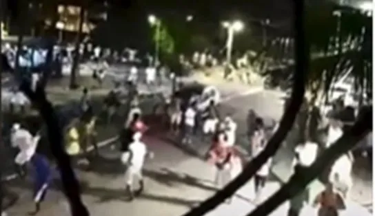 Festa de réveillon em Arembepe termina com um morto e dois baleados; vídeos mostram correria