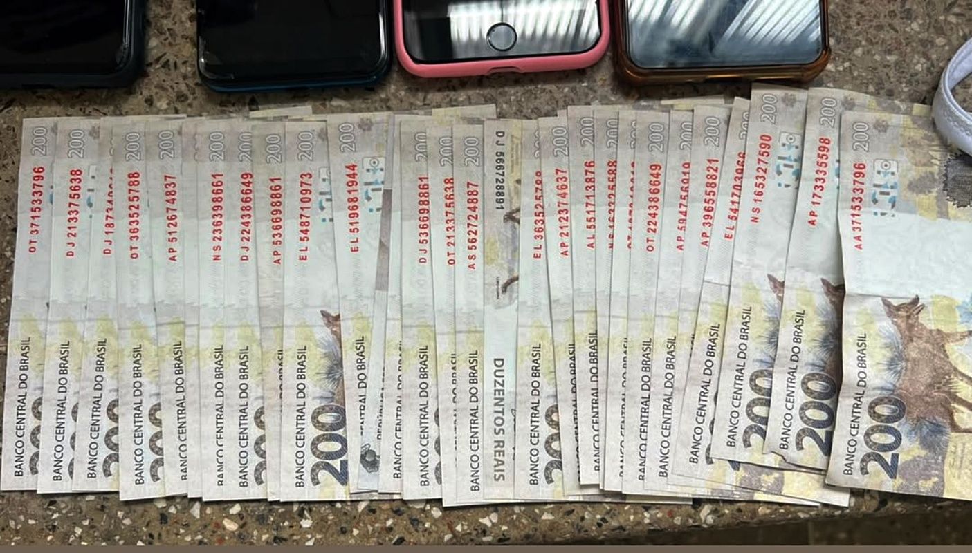 Grupo &eacute; flagrado com dinheiro falso ap&oacute;s fazer compras em lojas na Bahia. Foto: PMBA