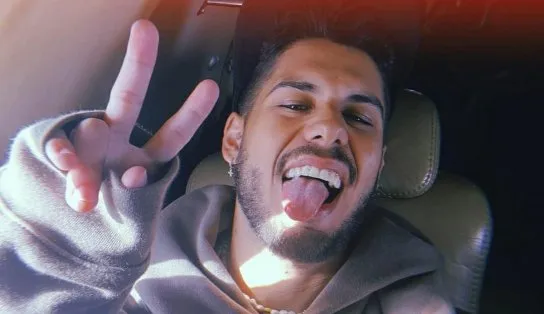 Cantor Zé Felipe tem rosto atingido por tênis durante show; veja vídeo