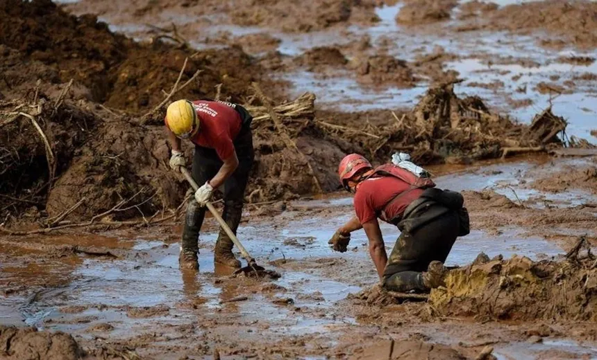 Oito meses após rompimento de barragem, bombeiros encontram mais um corpo em Brumadinho