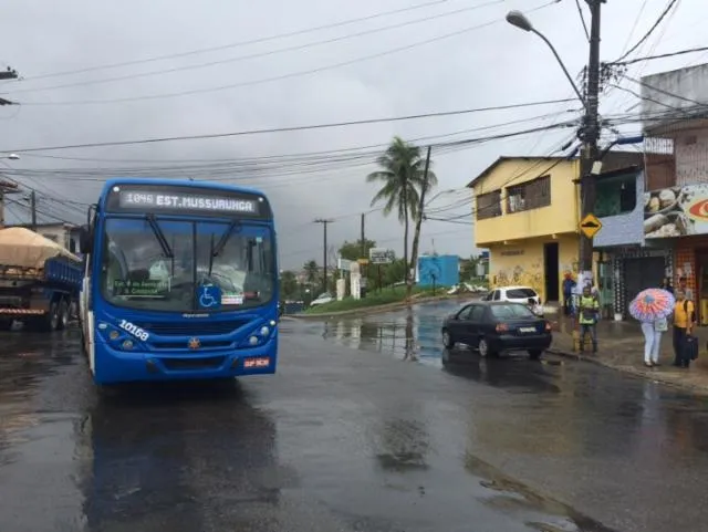 Colisão entre moto e carro deixa um ferido na Estrada Velha do Aeroporto