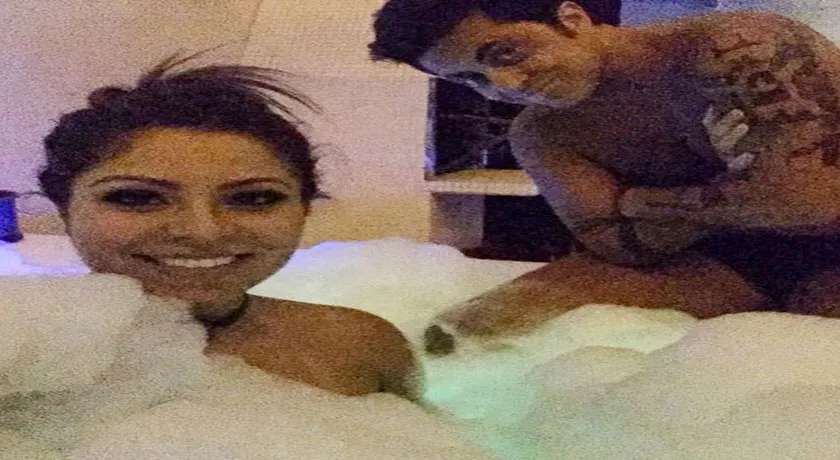 De sunga, Thammy Miranda toma banho de banheira com a namorada