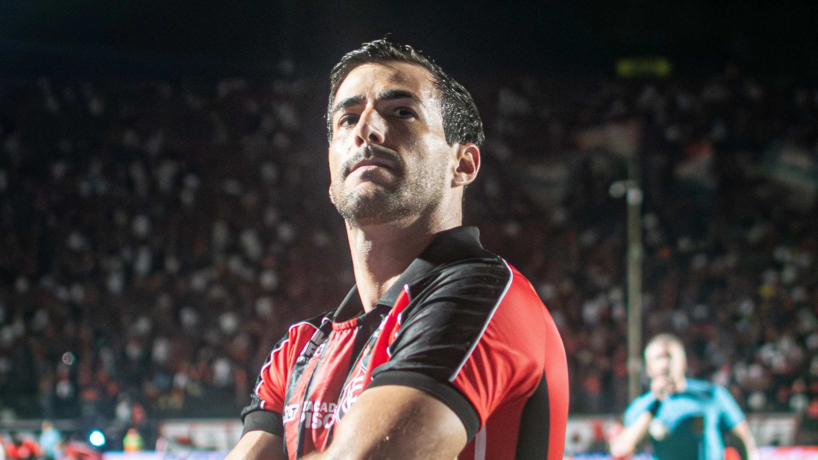 Lateral Raúl Cáceres anuncia que não ficará no Vitória em 2026