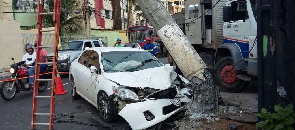 Carro bate em poste e falta energia elétrica na Pituba