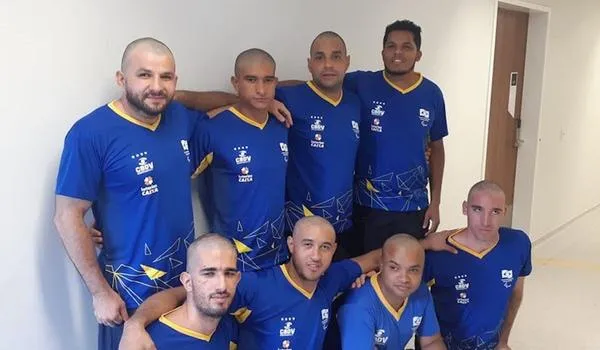 Atletas da seleção brasileira de goalball raspam a cabeça em apoio a colega com câncer