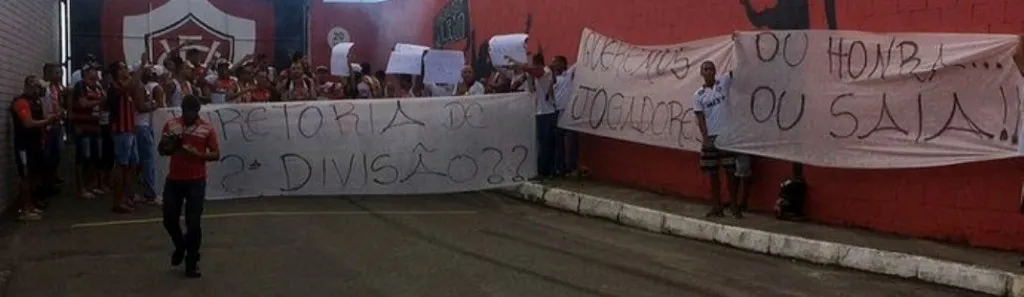 ‘CRISE?’: Organizada vai ao Barradão e com faixas e cânticos exige da diretoria “contratações de jogadores”