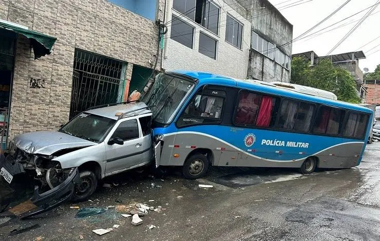 Ônibus da PM apresenta falhas mecânicas e atinge casas, carros e moto em Salvador
