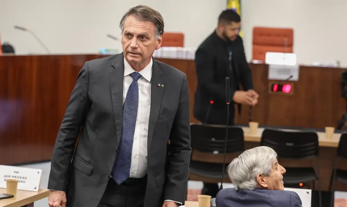  PF indicia mais 30 autoridades, dentre elas Jair e Carlos Bolsonaro; Valter Campanato/Agência Brasil