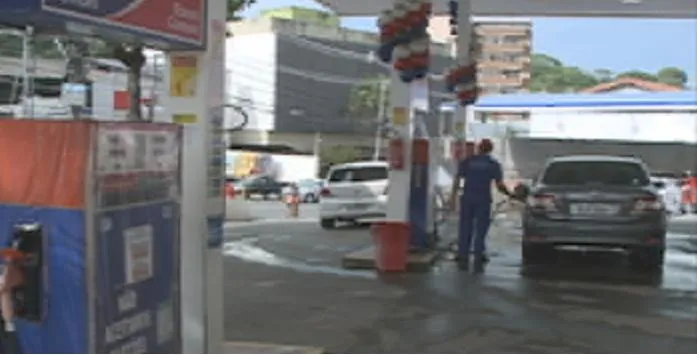 Mulher abastece o carro e foge dos postos de combustíveis sem pagar em Salvador