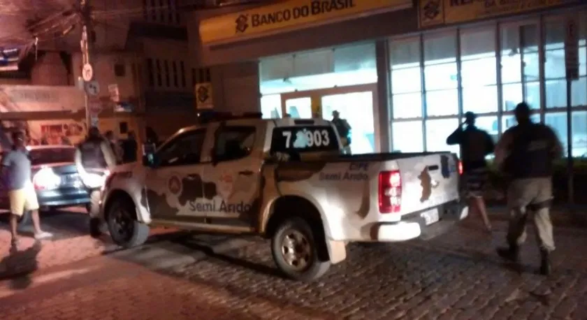 VOLTA DAS EXPLOSÕES: Bandidos arrombam agência bancária e provocam terror em Seabra