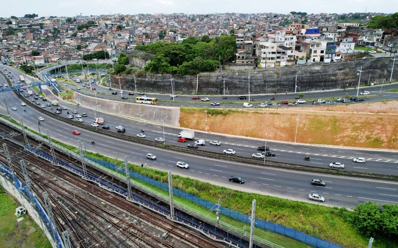 Esse trecho da BR-324 concentra um fluxo intenso de veículos especialmente nos horários de pico e as marginais funcionam como vias de distribuição do tráfego urbano/Foto: Thuane Maria/GOVBA