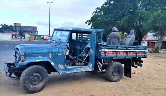 Motorista é flagrado dirigindo caminhonete sentado em cadeira de bar na Bahia