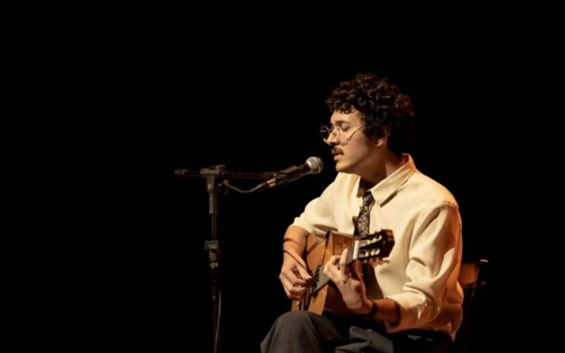 O cantor e compositor apresenta uma proposta mais intimista na Agenda de Salvador, revisitando m&uacute;sicas autorais e can&ccedil;&otilde;es que marcaram diferentes momentos de sua trajet&oacute;ria art&iacute;stica/Foto: Divulga&ccedil;&atilde;o&nbsp;