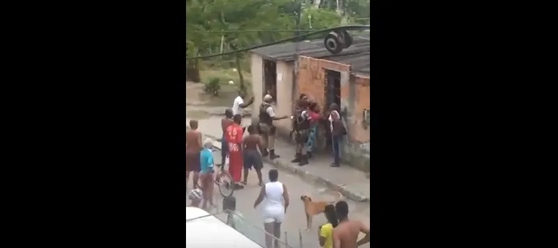 PM é flagrada puxando cabelo de mulher durante abordagem no Subúrbio de Salvador; Veja vídeo