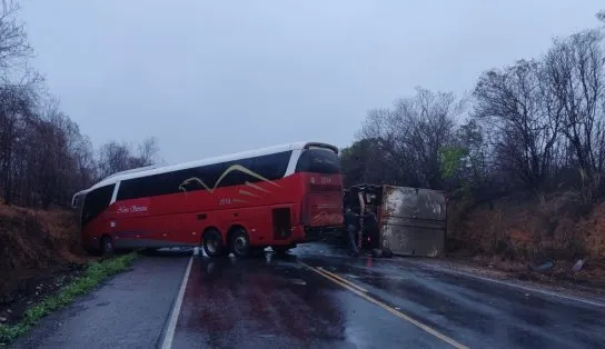 Acidente com ônibus e caminhões deixa pista interditada na região da Chapada Diamantina