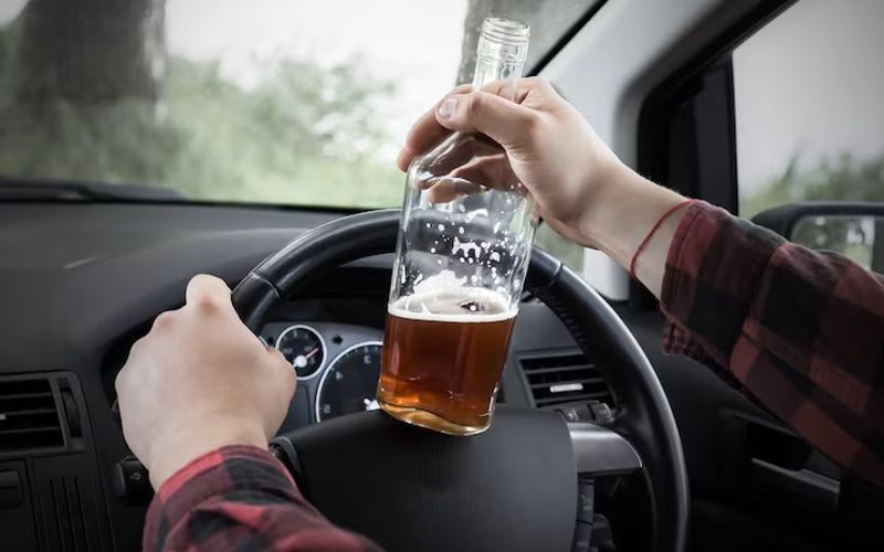 A Lei Seca prev&ecirc; toler&acirc;ncia quase zero para o consumo de &aacute;lcool ao volante. Mesmo pequenas quantidades podem resultar em multa, suspens&atilde;o da CNH e outras penalidades/Foto: Freepik&nbsp;
