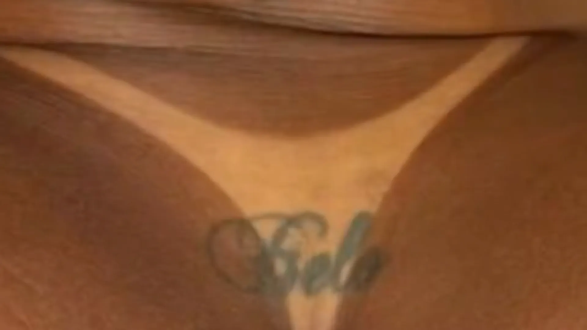 Gracyanne Barbosa remove tatuagem íntima com nome de Belo