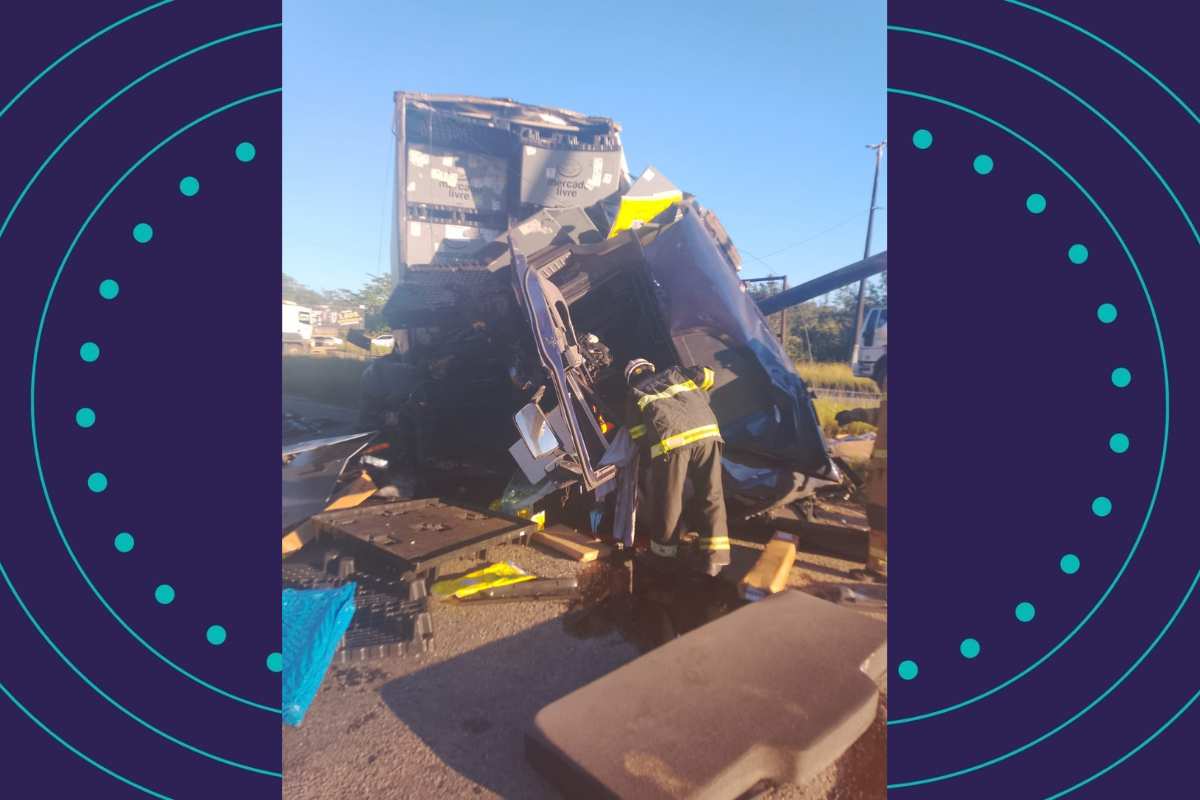 Carreta Parte Ao Meio Ap&oacute;s Acidente Na Br 101