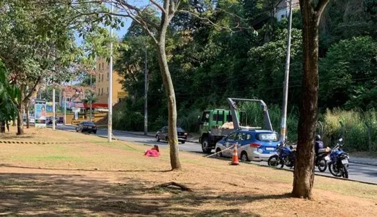 Mulher é executada na frente de três crianças na Avenida Ogunjá, em Salvador; criminosos estavam em carro branco