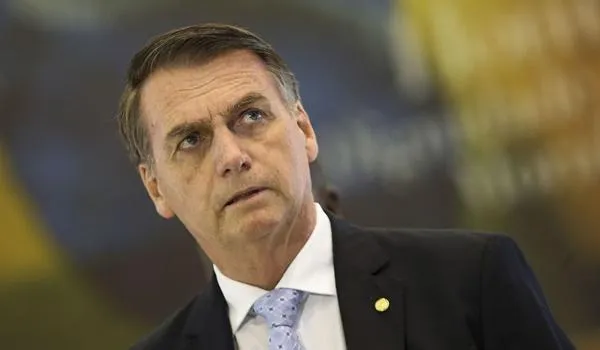 Bolsonaro diz que não entregará celular: "Só se eu fosse um rato"