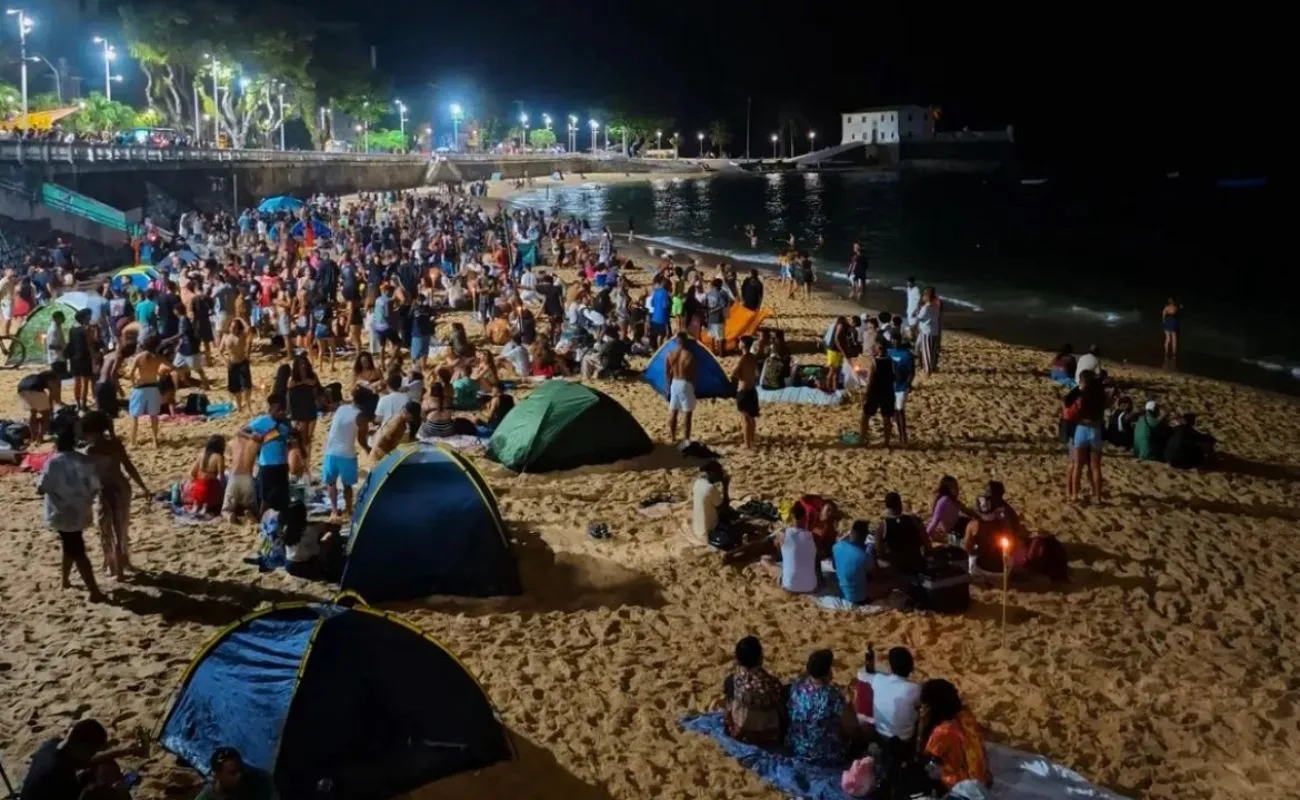 Luau reúne público no Porto da Barra e chama atenção com regras inusitadas