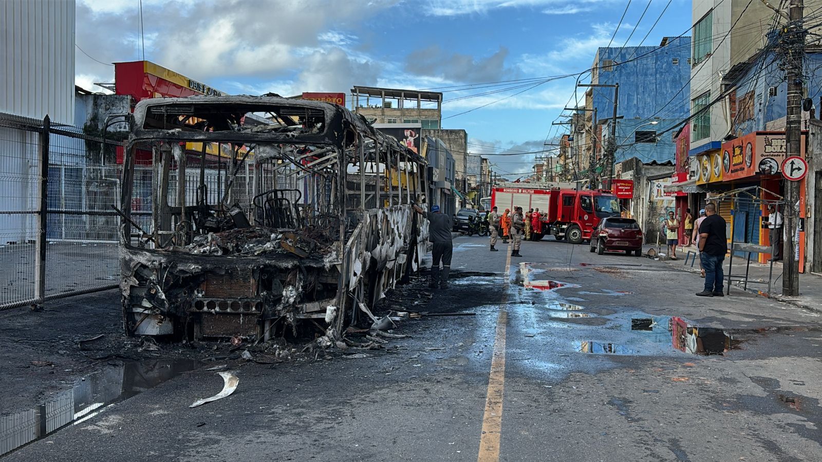 Ônibus pega fogo no bairro do Uruguai. Foto: Vitor Castro | TV Aratu